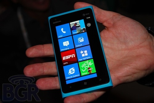 Nokia Lumia 900 กลางปีนี้ เมืองผู้ดีจะได้เริ่มใช้ก่อน