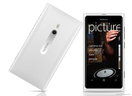 Nokia Lumia 800 สีขาวๆ ตามมาติดๆ