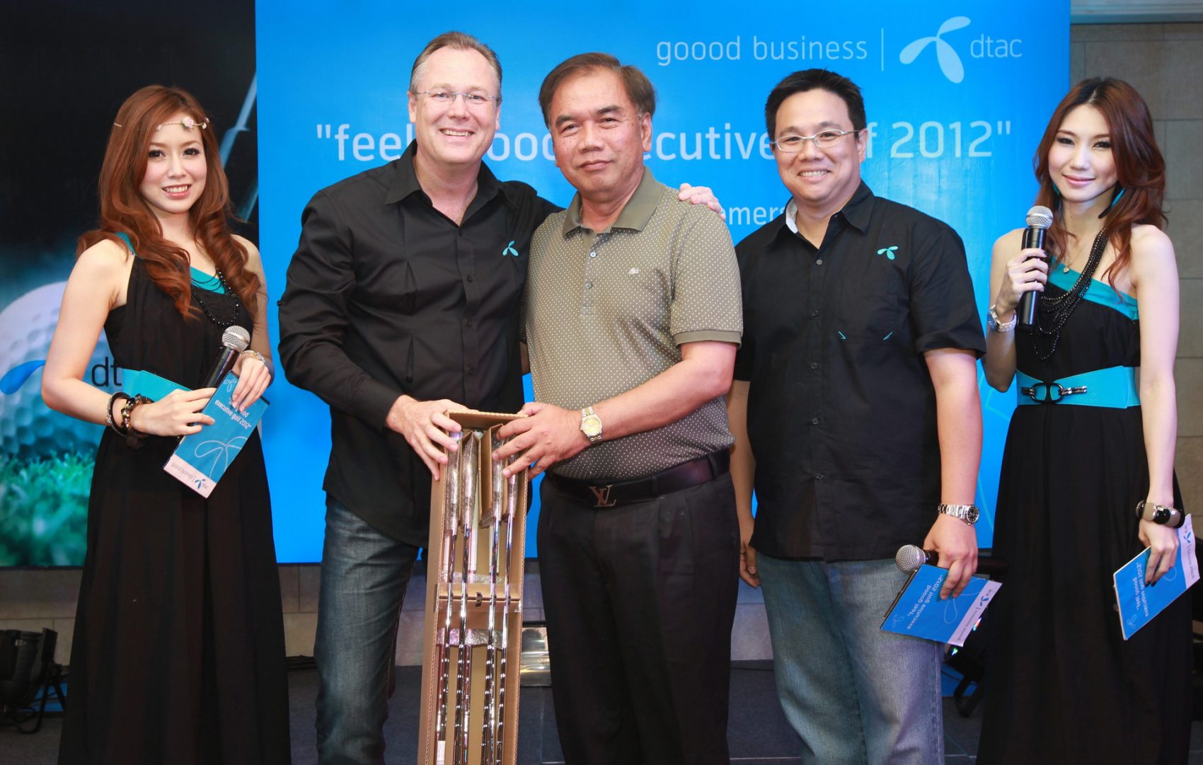 ดีแทคจัด “feel goood executive golf 2012” การแข่งขันกอล์ฟกระชับมิตรระหว่างผู้บริหารกลุ่มลูกค้าองค์กรและผู้บริหารดีแทค