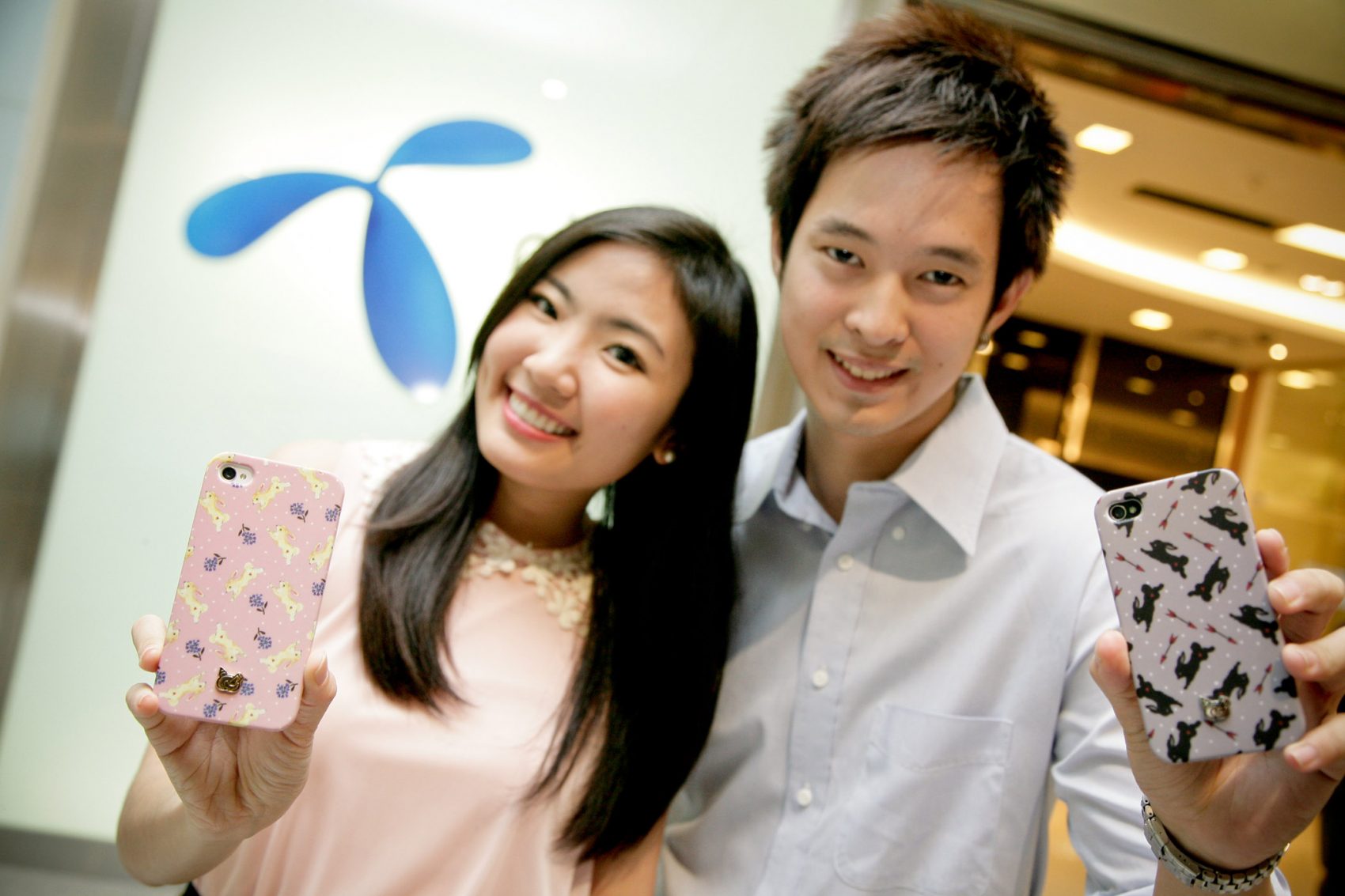 ดีแทคมอบ iPhone Case Kloset Valentine 2012 รุ่นลิมิตเต็ด เป็นของขวัญวาเลนไทนส์แก่ลูกค้า iPhone 4S