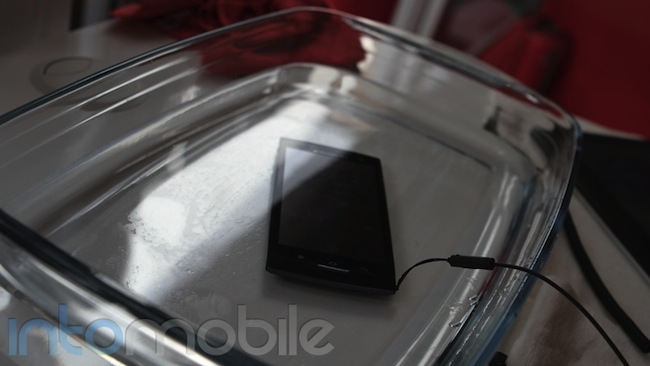 Fujitsu เน้นถึกเปิดบูธ MWC 2012 ทรมาน Smartphone และ Tablet แบบทรหด