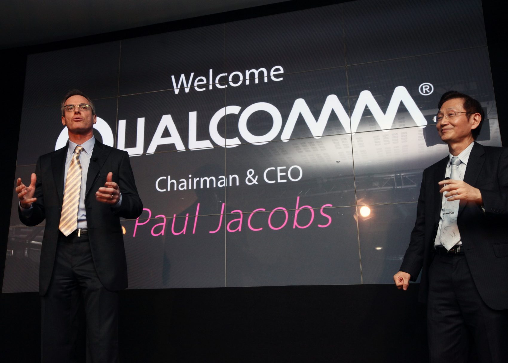 เอซุส เผยโฉม ASUS PadFone  ผนวกสมาร์ทโฟน และแท็บเล็ต ไว้ในเครื่องเดียว ในงาน Mobile World Congress 2012 ณ ประเทศสเปน