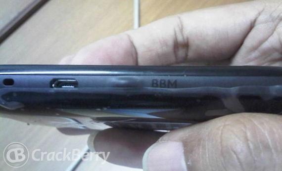 ภาพมันฟ้อง BlackBerry Curve 9320 มีปุ่ม BBM เฉย