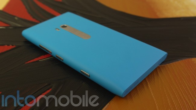 Nokia Lumia 900 ขึ้นเบอร์หนึ่งสินค้าโทรศัพท์มือถือขายดีแล้ว!
