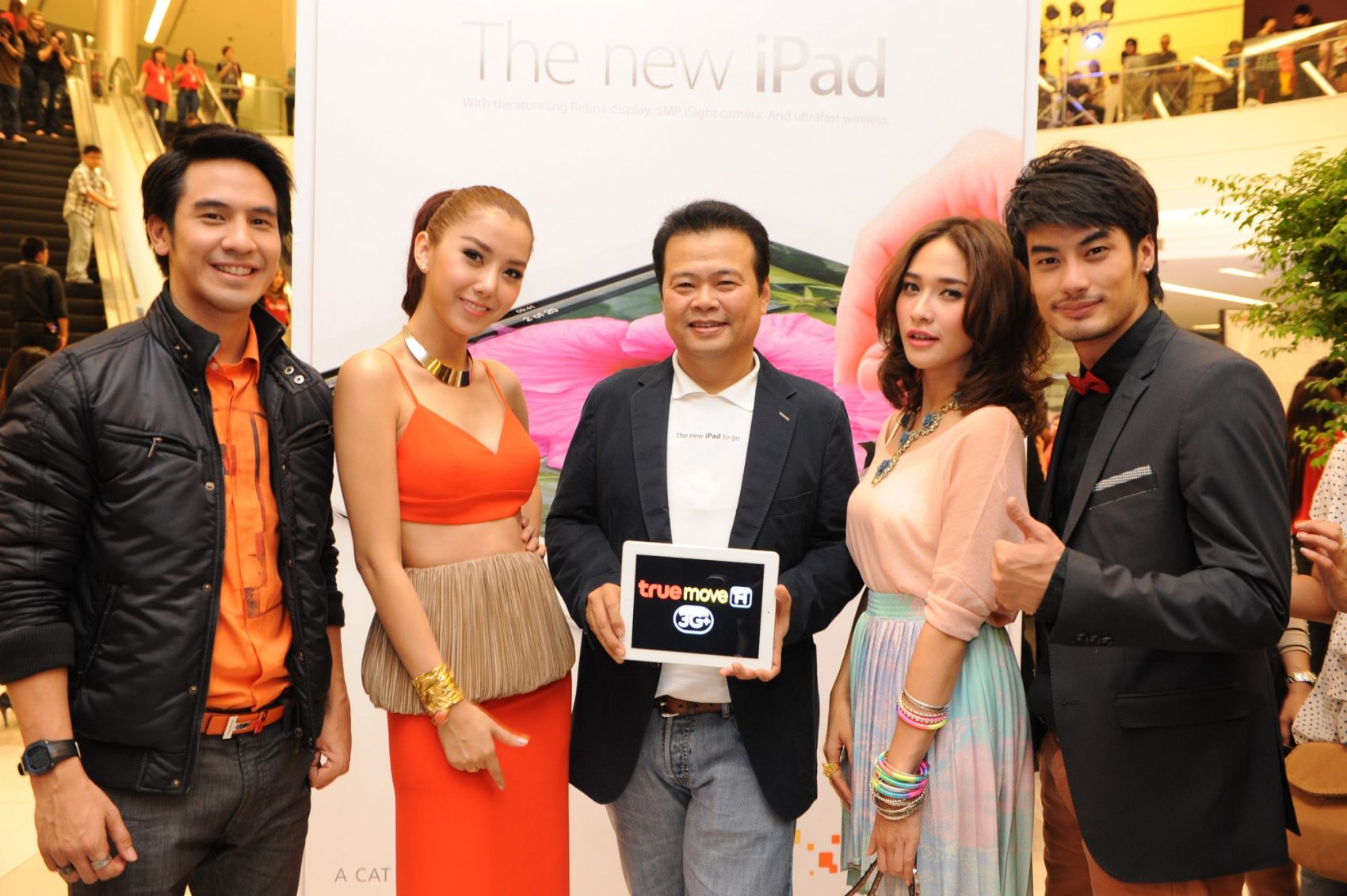 ทรูมูฟ เอช เปิดจำหน่าย The New iPad รายแรกในไทย มอบสิทธิพิเศษให้ลูกค้า The New iPad ที่ทรูช็อปทั่วประเทศแล้ววันนี้ ลูกค้าทรูการ์ดรับส่วนลดค่าเครื่อง 2,000 บาท (ทุกรุ่น) ผ่อน 0% นาน 10 เดือน