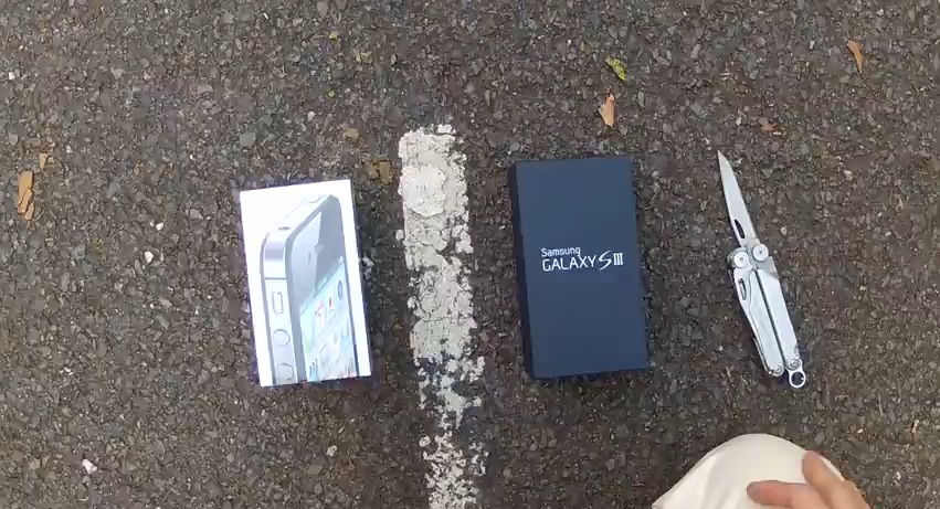 โหดได้ใจ… พา iPhone 4S และ Galaxy S3 ไปนั่งรถเล่น