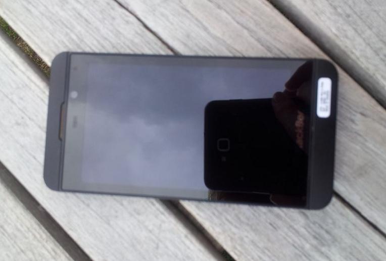 ภาพถ่ายตัวเครื่อง BlackBerry 10 L-Series รุ่นใหม่หน้าจอสัมผัสล้วน!