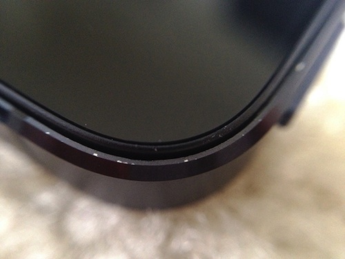 มาแล้วปัญหาแรกของ iPhone 5 นั้นคือสีลอก!!! (Update : พบการลอกทั้งสีขาวและดำ)