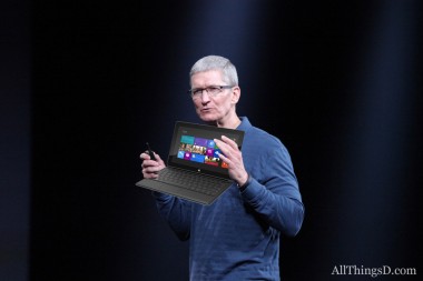 Tim Cook ปรามาส Surface จาก Microsoft ที่พยายามรวมทุกอย่างไว้ด้วยกัน