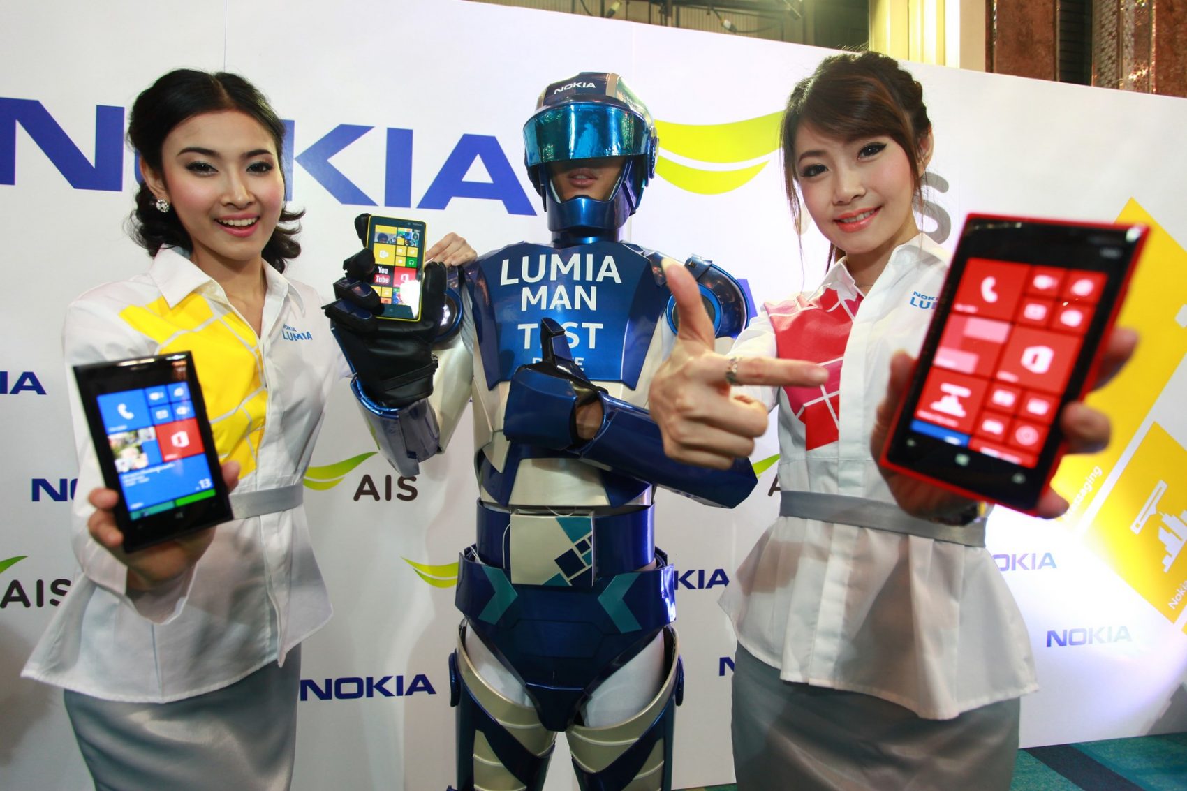 โนเกีย จับมือ เอไอเอส ประกาศวางจำหน่าย Nokia Lumia 920 และ Nokia Lumia 820  ในเมืองไทย อัดแน่นนวัตกรรมและจัดเต็มกิจกรรมการตลาด