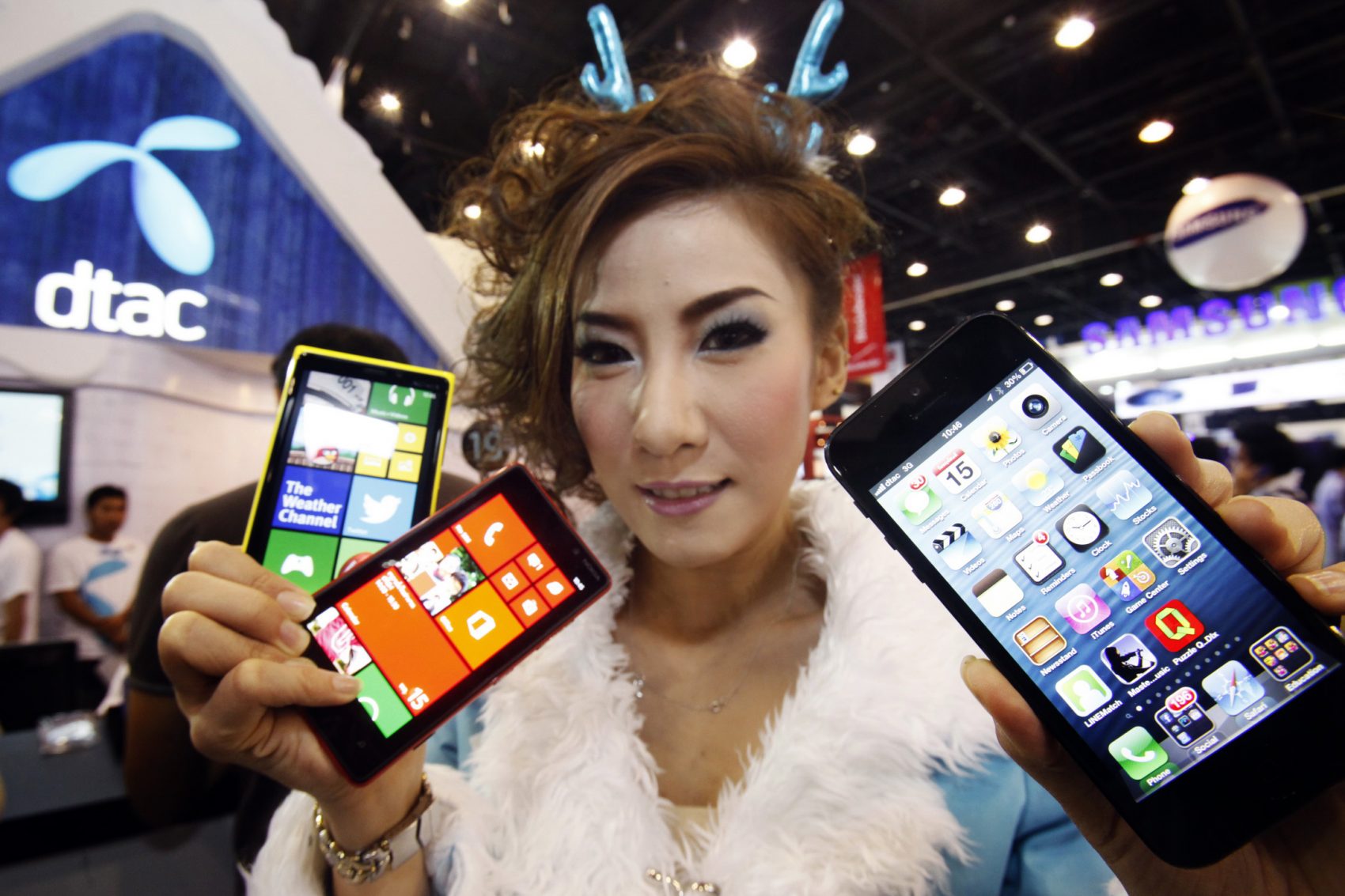 ดีแทครวมสมาร์ทโฟนใหม่ล่าสุดทุกระบบปฏิบัติการทั้ง Windows 8 และ iOS มอบส่วนลดแพ็กเกจกว่า 6,480 บาท พร้อมของสมนาคุณคุ้มค่าในงานคอมมาร์ต คอมเทค ไทยแลนด์ 2012