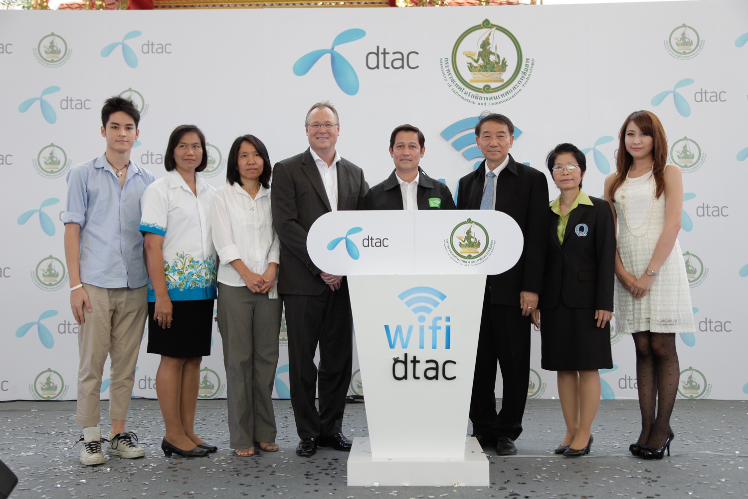 ดีแทค เปิดตัวโรงเรียนต้นแบบ โครงการ dtac Free WiFi สนับสนุนนโยบาย Smart Thailand และส่งเสริมนโยบาย ฟรีแท็บเล็ต