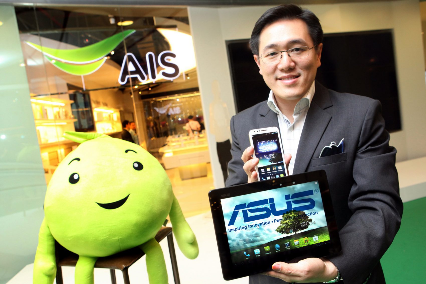 “เอซุส”ผนึก “เอไอเอส” วางจำหน่าย “PadFone 2” อย่างเป็นทางการในเมืองไทย