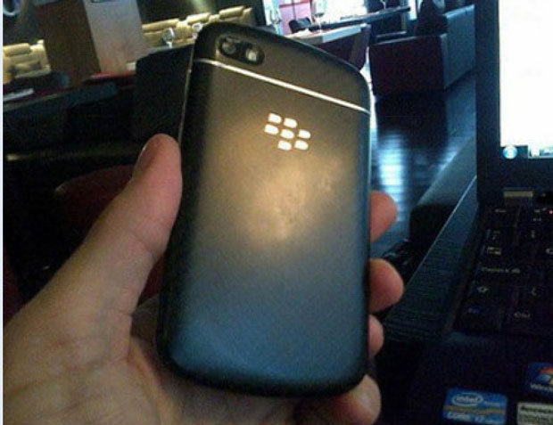 หลุดรายวัน… พบรูปใหม่เครื่อง BlackBerry 10 QWERTY