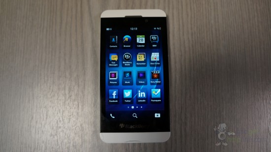 หลุดภาพจริง BlackBerry Z10 สีขาวก่อนเปิดตัวจริงแค่ 2 วัน