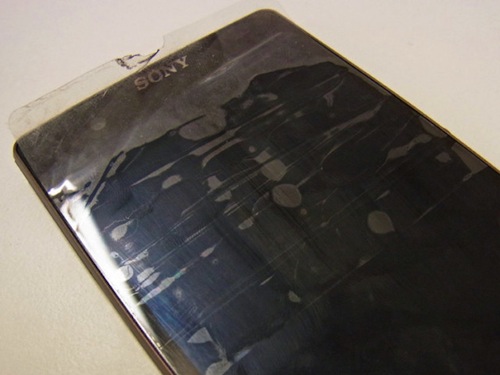 อย่าแกะฟิล์มหน้าจอ Xperia Z เพราะมันฝังตรา Sony ไว้ด้วย!!!