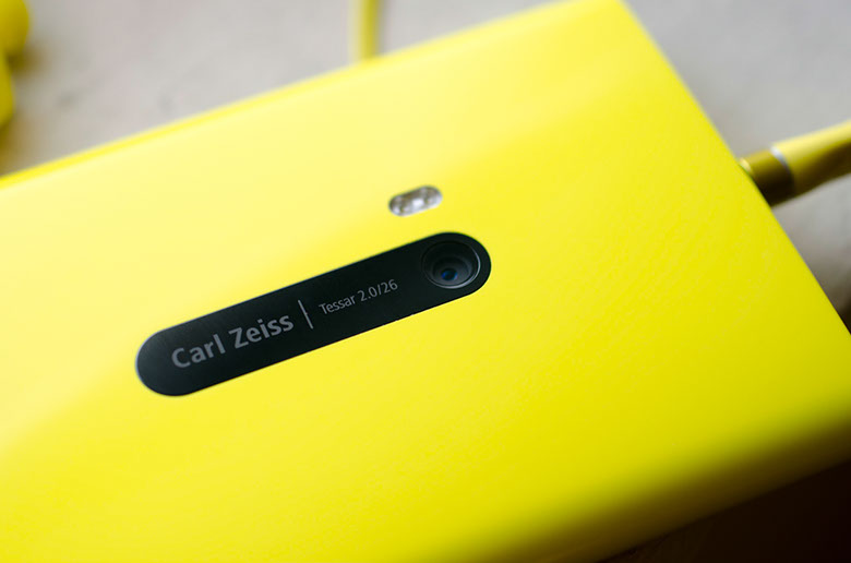 ค้างคืนสายชาร์ต Lumia 920 เกิดแจ็คพอตติดไฟ แต่เครื่องยังอึดใช้งานได้!!
