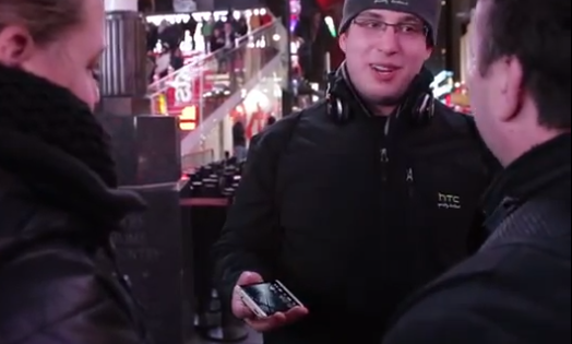 HTC ขอเกรียนบ้าง ปล่อยคาราวานแนะนำ HTC One ระหว่างงานเปิดตัว Galaxy S4 ที่ TIme Square