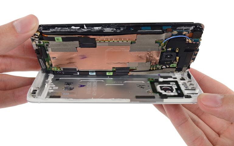 เครื่องแรกของโลก iFixit ให้คะแนน การแกะซ่อม HTC One 1 เต็ม 10