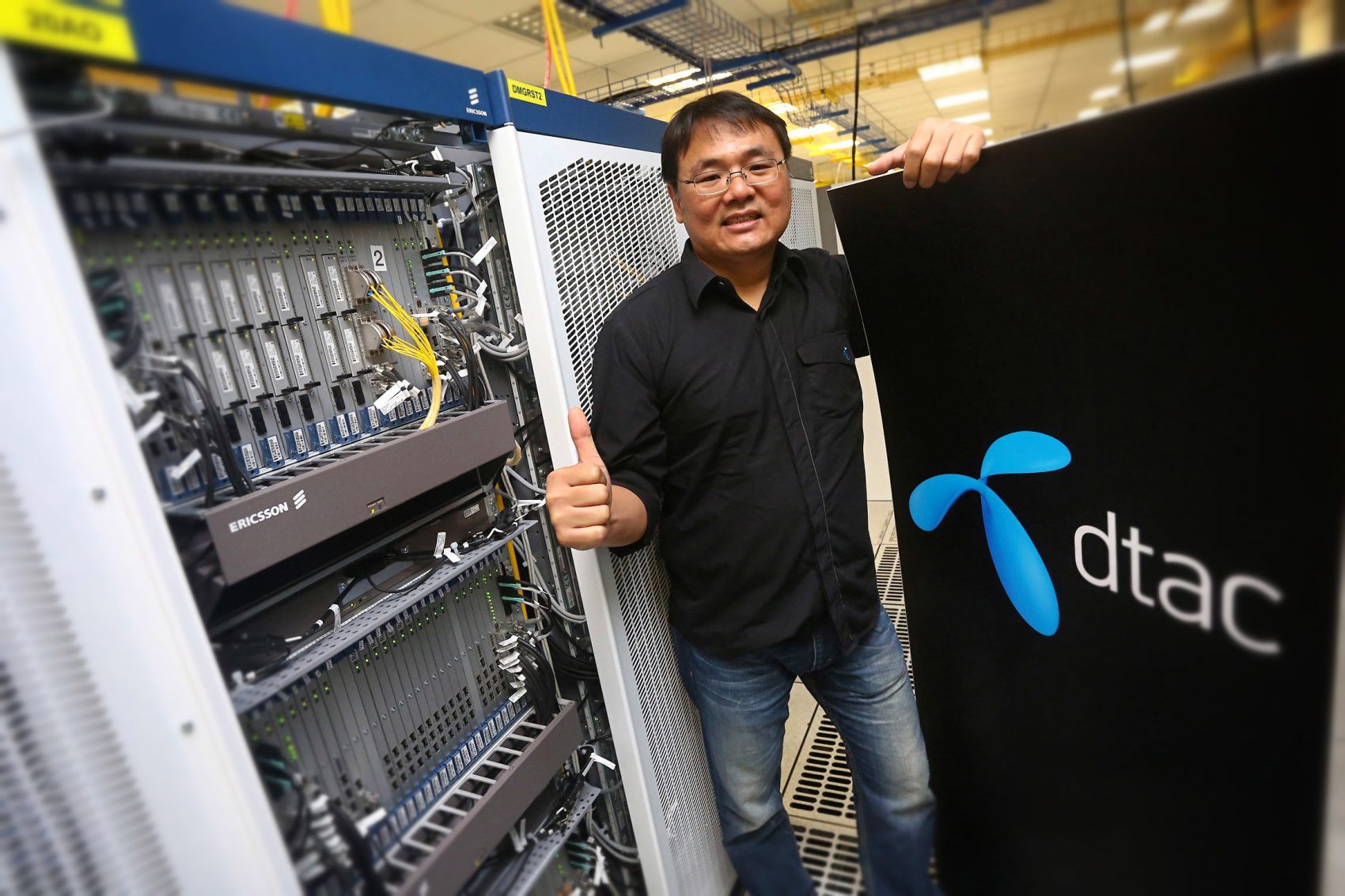 ดีแทคพานักข่าวตะลุย Data Center โชว์อุปกรณ์เครือข่าย 3G 2100MHz พร้อมให้บริการในไตรมาส 2 ปีนี้