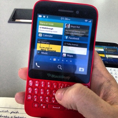 อีกภาพกับ BlackBerry R10 สีแดง…น้องเล็กของ ​BlackBerry 10 ที่กำลังจะมา
