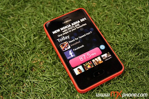 แกะกล่องสมาชิกใหม่ตระกูลอาช่า Nokia Asha 501 มาพร้อมระบบสองซิมกับตัวเครื่องสวยโดน