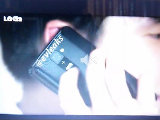 LG Optimus G2 โชว์ของอีกครั้ง! รอบนี้หลุดสไลด์เผยปุ่มด้านหลังเครื่อง