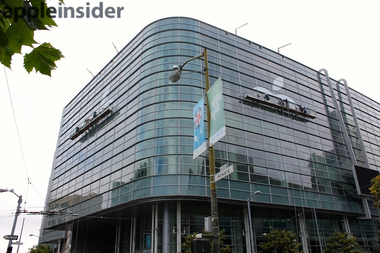 Apple เริ่มตกแต่งสถานที่จัดงาน WWDC 2013 สีสันสดใสจัดจ้าน