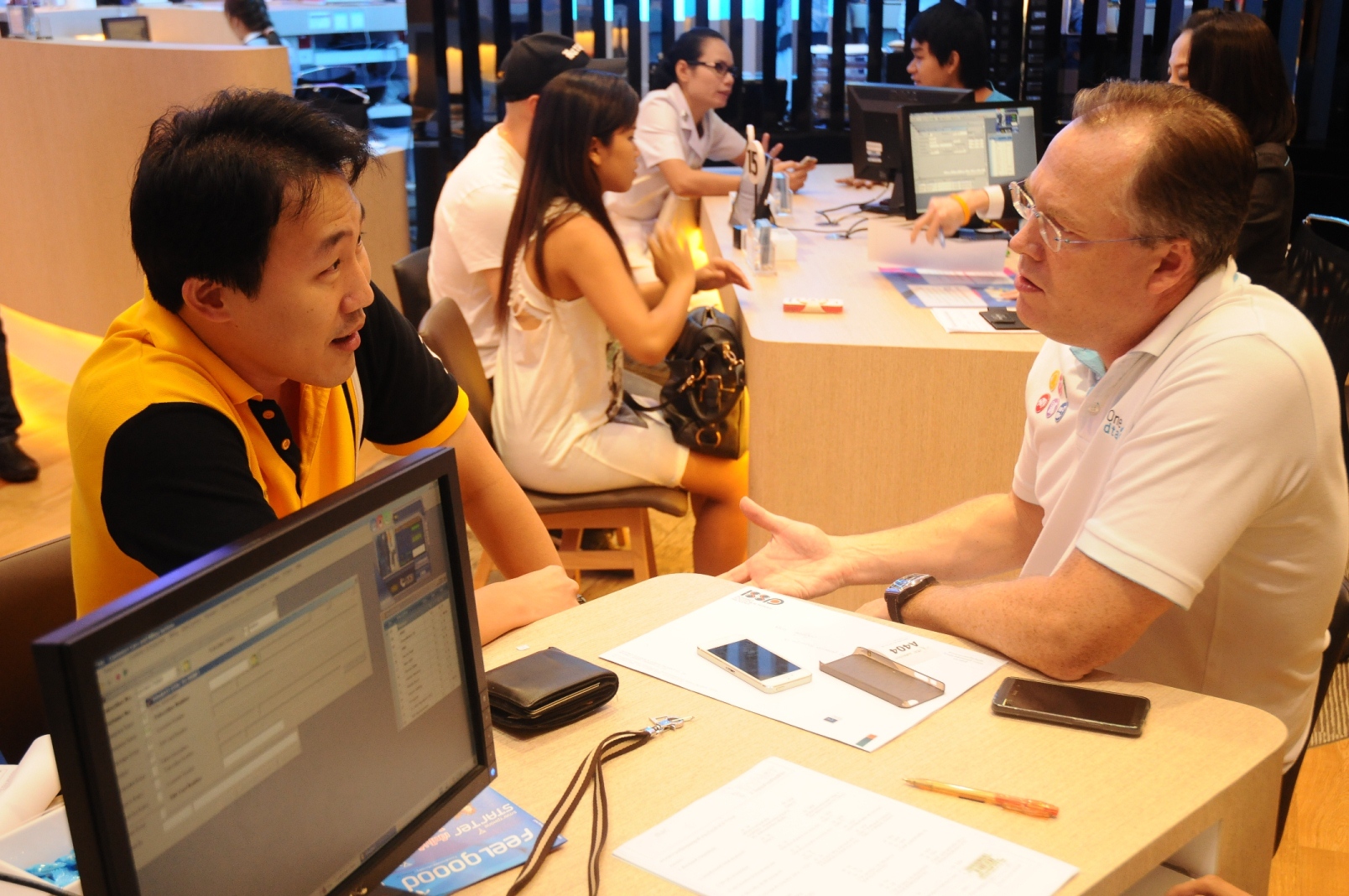 dtac จัด customer first day พาผู้บริหารออกไปขอบคุณและรับฟังปัญหาลูกค้าทั่วประเทศ