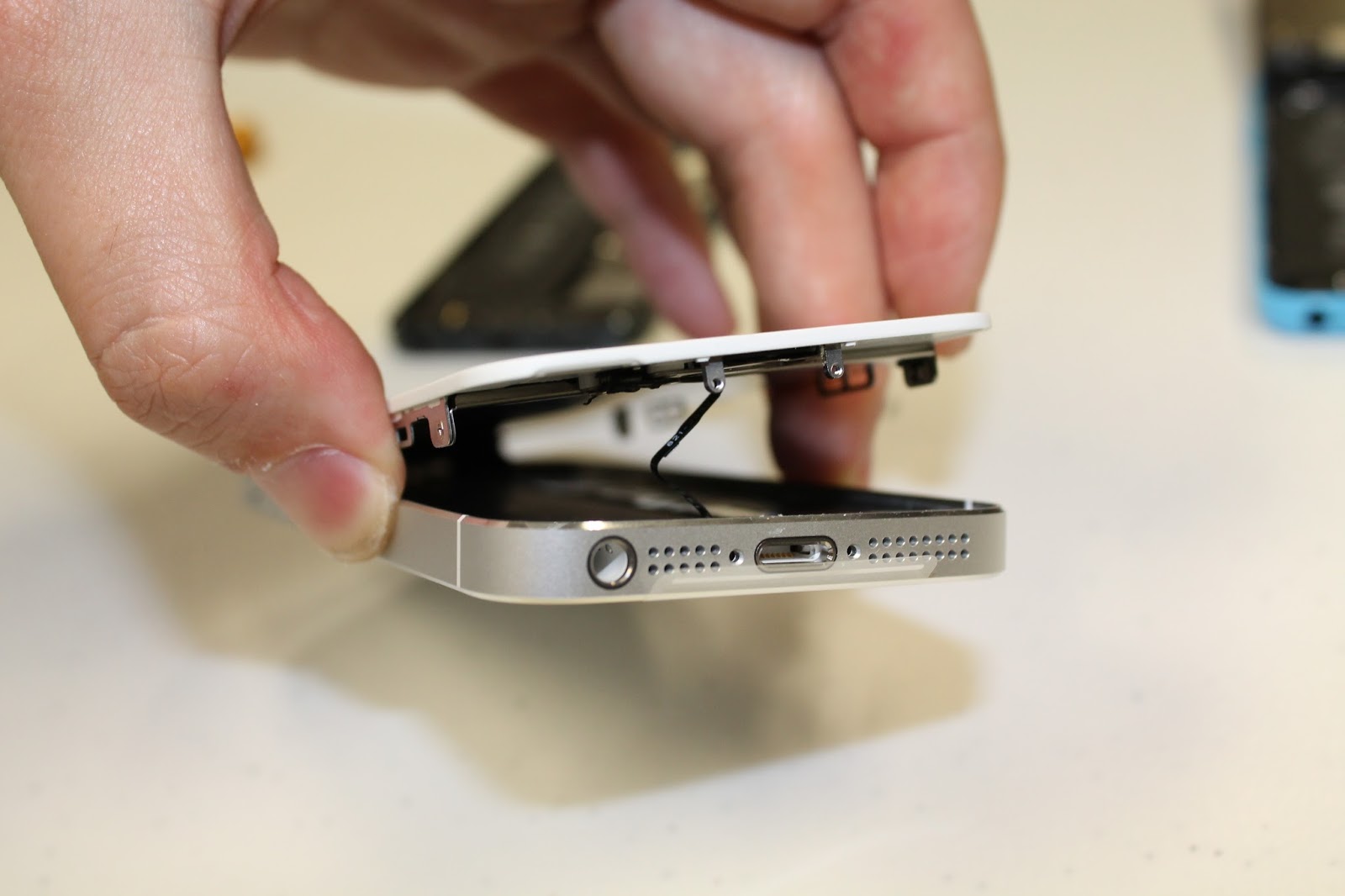 มาแกะ iPhone 5S/5C ดูกันเถอะว่าข้างในมีอะไรบ้าง