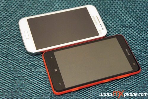 เทียบรุ่น!! Samsung Galaxy Win vs Nokia Lumia 625 สองรุ่นกลางที่น่าจับตามอง