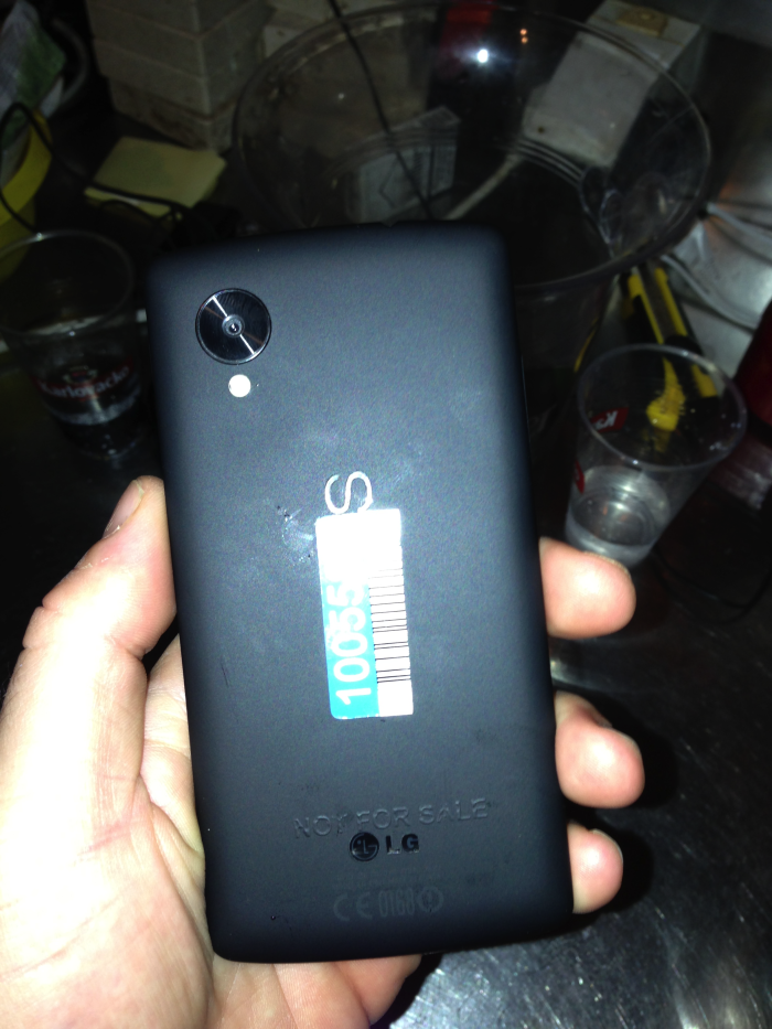ลืมในบาร์เผื่อจะดัง : บาร์เทนเดอร์เจอ Nexus 5 ในร้าน