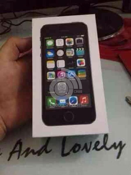 กล่อง iPhone 5S ชี้ ปุ่ม Home อาจจะเป็นตัวอ่านลายนิ้วมือ