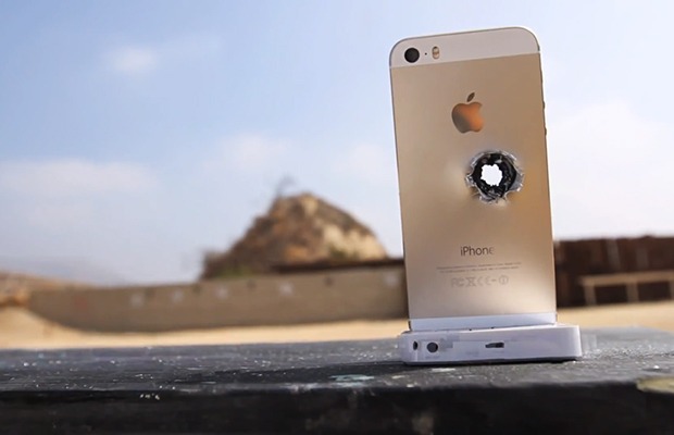 อึด 3 มิติ… ทดสอบ iPhone 5s สีทอง พื้นฝุ่น ดำน้ำ และปืนซุ่มยิง .50 คาลิเบอร์