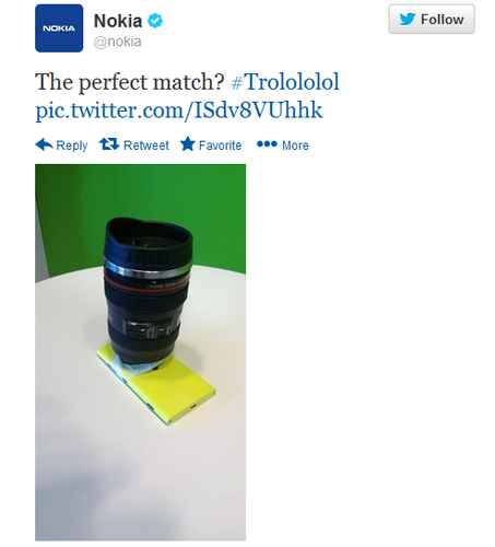 แซะสไตล์ Nokia : คุณจะเอาเลนส์ไปแปะบนกล้องเหรอ??