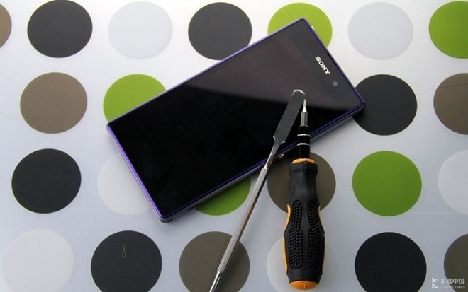 ตรวจภายใน… เปิดชำแหละแอบดูชิ้นส่วนภายในเครื่อง XPERIA Z1