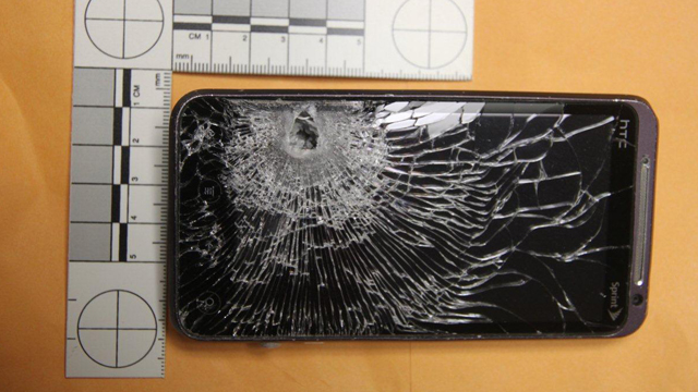 รอดปาฏิหารย์… HTC EVO 3D โชว์อึดรักษาชีวิตจากคมกระสุนรีวอลเวอร์!!