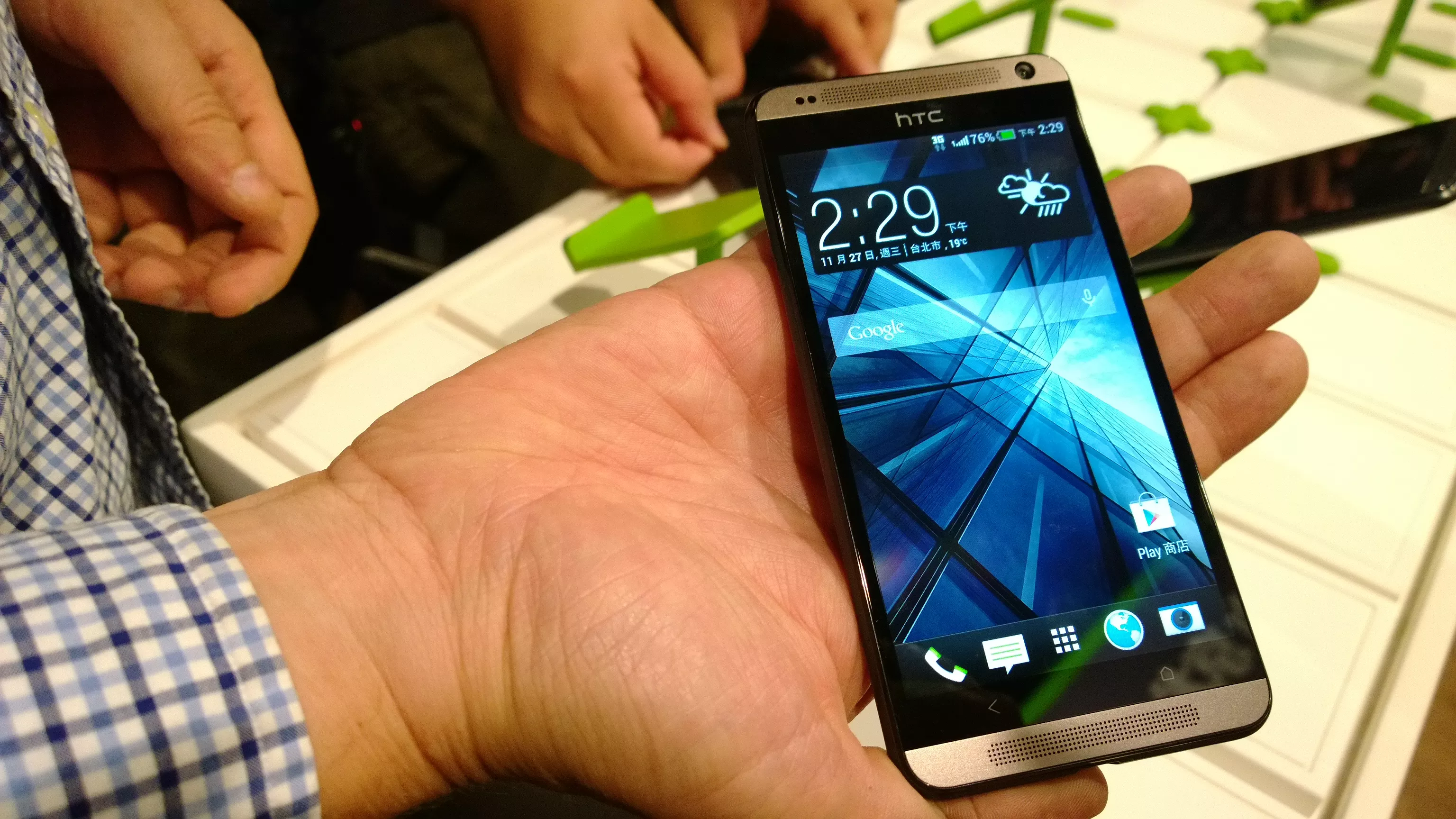 HTC เปิดตัวทายาทรุ่นใหม่ HTC Desire 700 หน้าตาเหมือน HTC One
