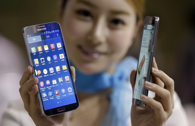 Galaxy Round โดนจวกเละ มีดีอะไรนอกจากจอโค้ง?