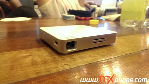[Preview] i-mobile i-pro ฉายภาพก็ได้ เล่นหนังก็ดี ลำโพงก็มี แถมชาร์จแบตได้ด้วย