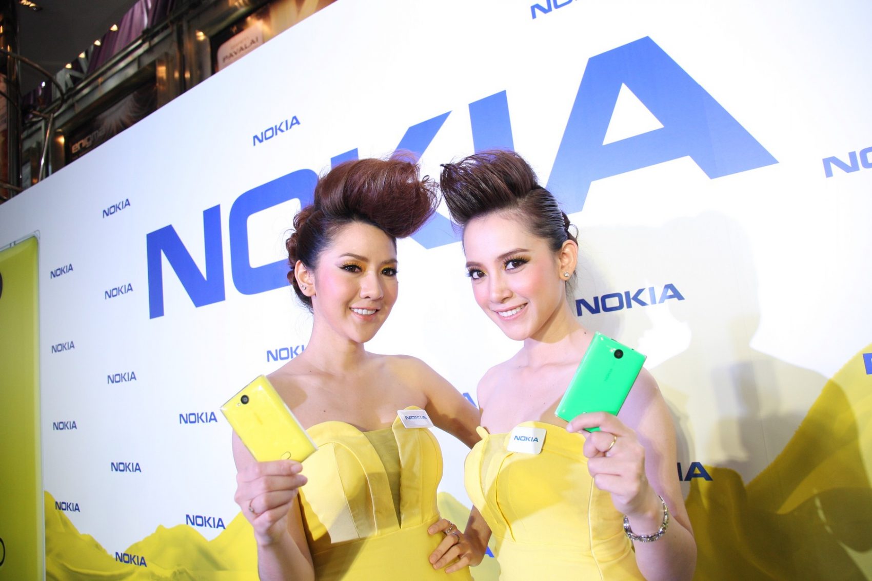 โนเกียเปิดตัว Nokia Asha 503 และ Nokia Asha 500 ลุคชิค แชะไว แชร์ได้สะใจกว่าเดิม