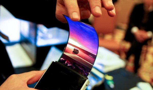 CES2014 ทาง Samsung ยังอวด AMOLED แบบดัดงอได้กับสื่อบางเจ้า เจอกัน 2015 เต็มๆ แน่นอน