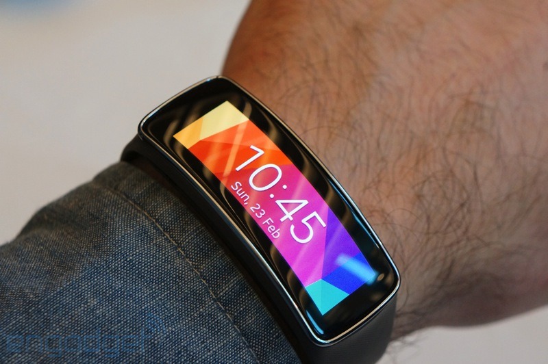 Samsung เปิดตัวของเล่นใหม่คนรักฟิตเนส Samsung Gear Fit ในงาน MWC 2014