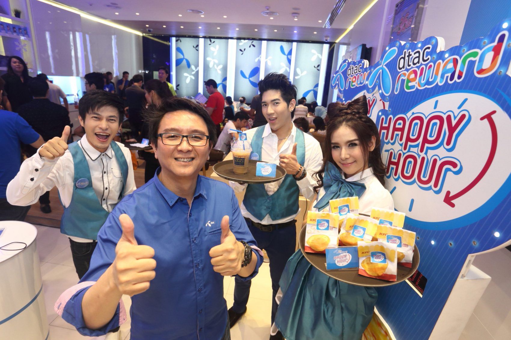ดีแทครีวอร์ดร่วมกับ Coffee World และ KFC มอบสิทธิพิเศษแก่ลูกค้าดีแทค รีวอร์ด  กับโปรโมชั่น “Happy Hour” ช่วงเวลาฟรีความสุข รับเมนูสุดอร่อยไปทานฟรี!