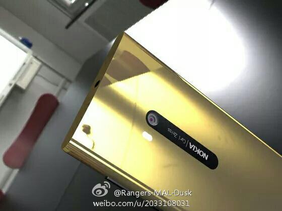 คุณปู่ซู่ซ่า Nokia ทิ้งทวนด้วยเครื่อง Lumia 920 สีทองสุดสวย!!