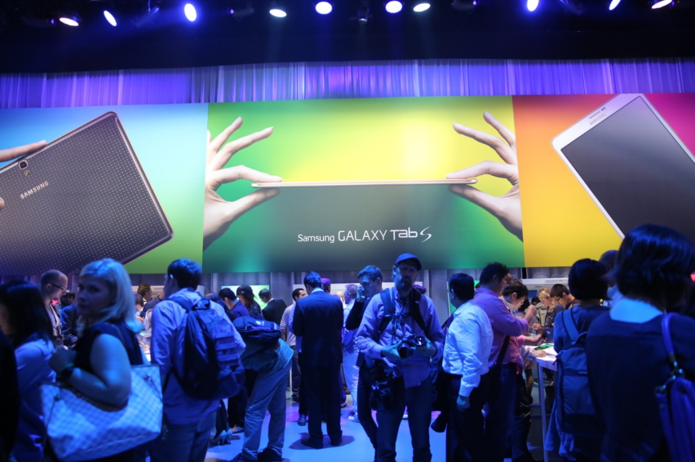 บางเป็นพิษ เจ้าของโวยเครื่อง Galaxy Tab S 8.4 ร้อนจัดจนฝาหลังยวบ!!