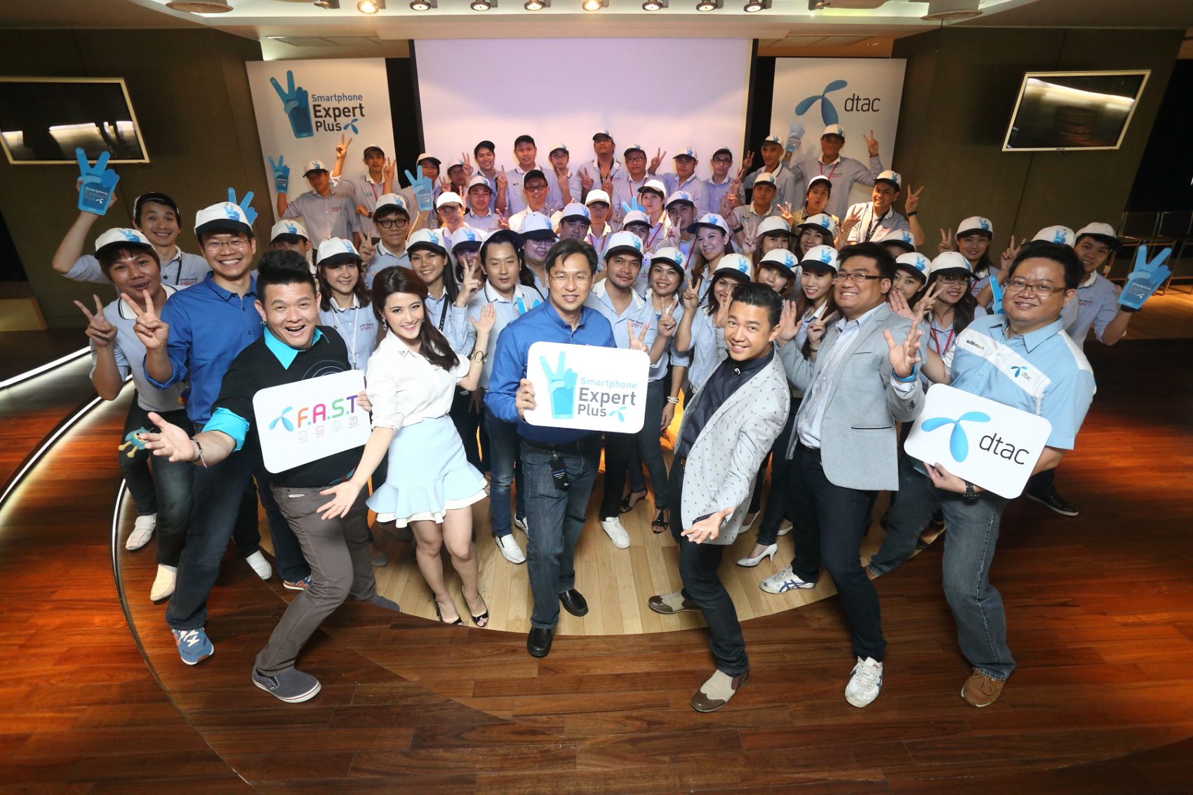 ดีแทคติวเข้มพนักงาน Smartphone Expert เชิญกูรูชื่อดังแบไต๋  ไฮเทค มาให้ความรู้เพื่อเพิ่มศักยภาพกับกิจกรรม  “Smartphone Expert Plus Workshop”
