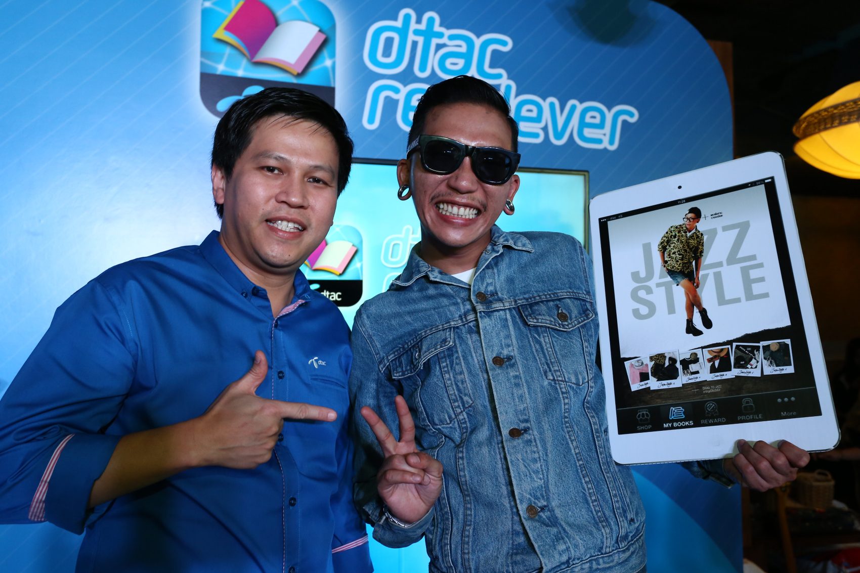 ดีแทค ลุยตลาดแอปพลิเคชันคอนเทนต์ นำ “dtac Readever” หวังเพิ่มฐาน ดึง “แจ๊ส ชวนชื่น” ออกหนังสือดิจิตอลเอ็กซ์คลูซีฟ