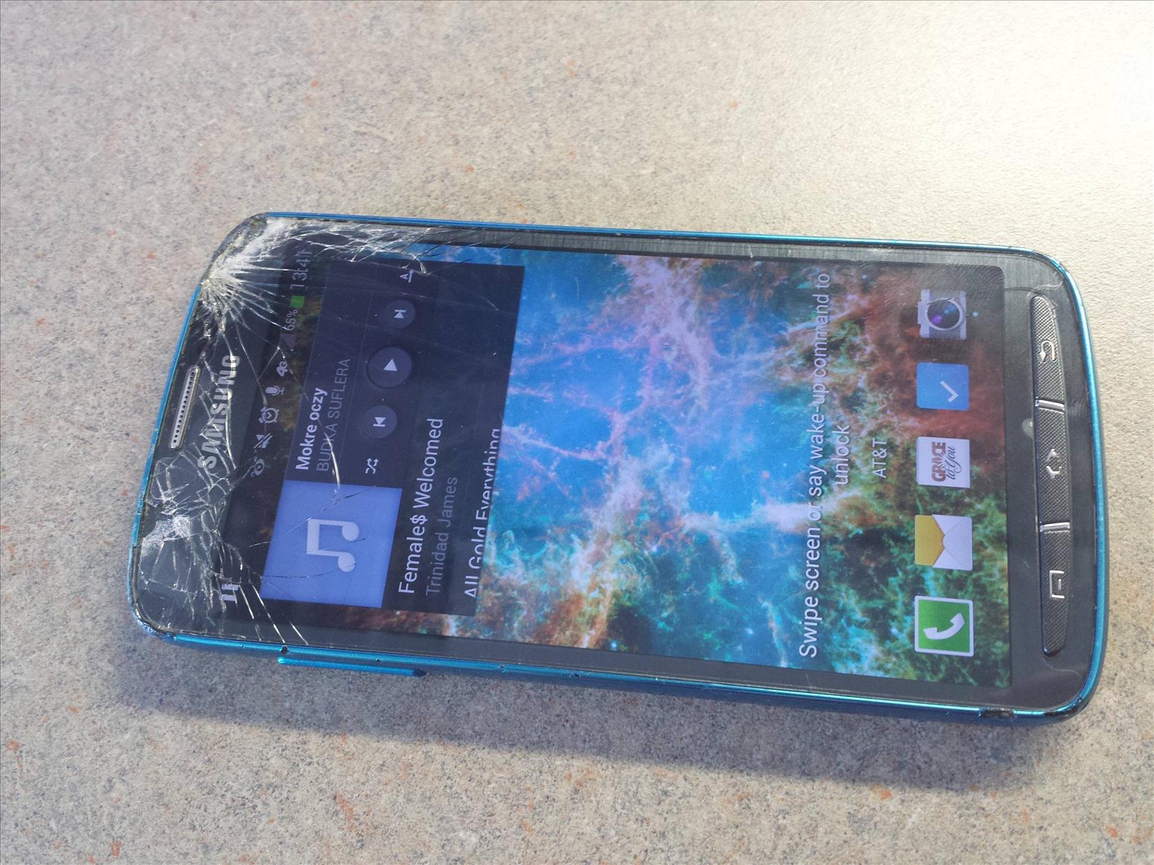 มีเหมือนกัน Galaxy S4 Active ปะทะรถตัดหญ้า โชว์อึดรอดปาฏิหาริย์