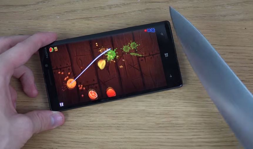 ใช้คมมีดเล่น Fruit Ninja หั่นให้สมจริงวัดความแกร่ง Gorillas Glass 3!!